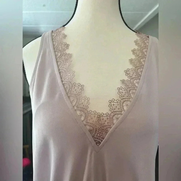Express Women’s  lace V-Neck sleeveless ruffle hem Top Sz Small - Picture 3 of 9